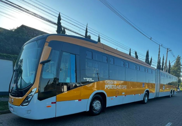 Ônibus superarticulados da Carris circulam com passageiros em Porto Alegre